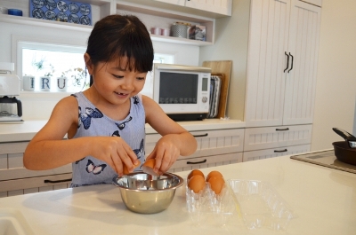 料理の手伝いをしている子供 お手伝いは自己肯定感を育む