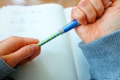 【便利な文房具】短い鉛筆も大切に使おう！～我が家の必需品『鉛筆補助軸』