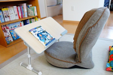本棚の前の座椅子と読書テーブル