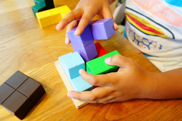 立体パズル「賢人パズル」で遊ぶ子供