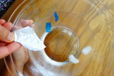 子どもがマーカーで描いた絵を水に浮かべる実験に失敗2